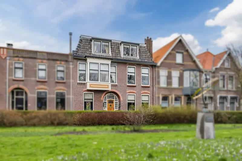 Herenhuis Katwijk 12 vertrekken 8 slaapkamers gerenoveerd