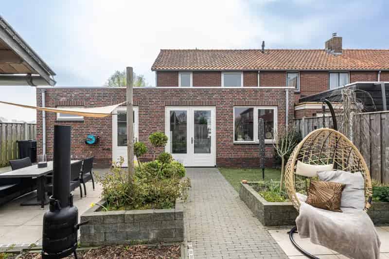 Hoekwoning Melissant: Instapklaar met Ruime Tuin en Zonnepanelen