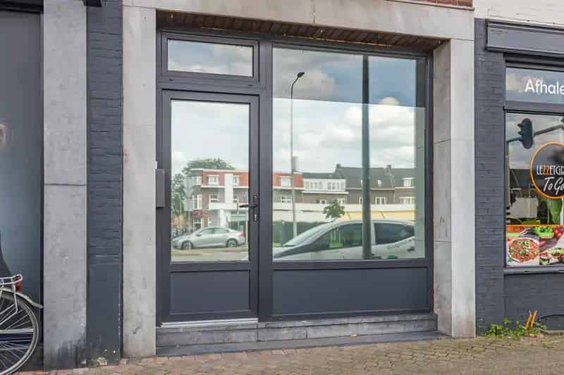 Bedrijfspand met bovenwoning te Heer