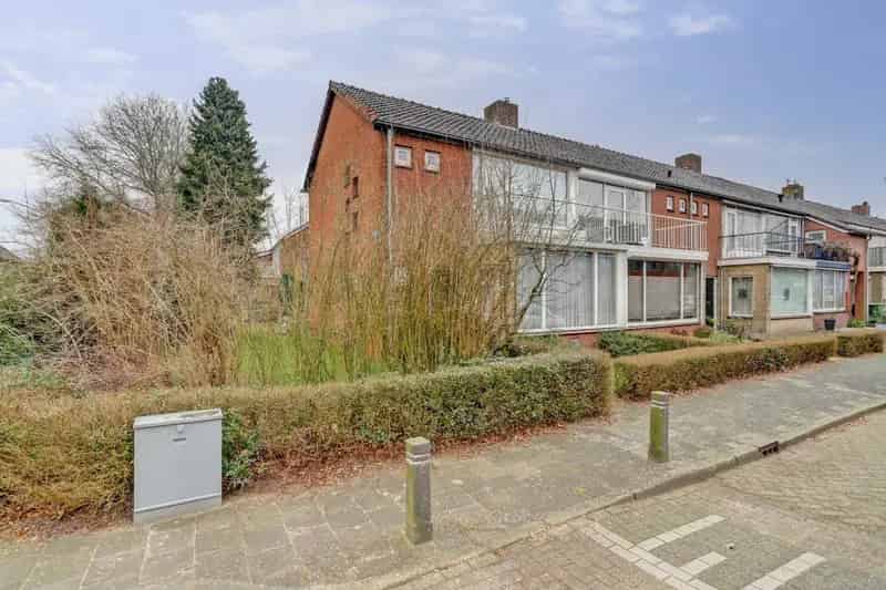 Ruime Hoekwoning Vlijmen Nabij Scholen En Winkels