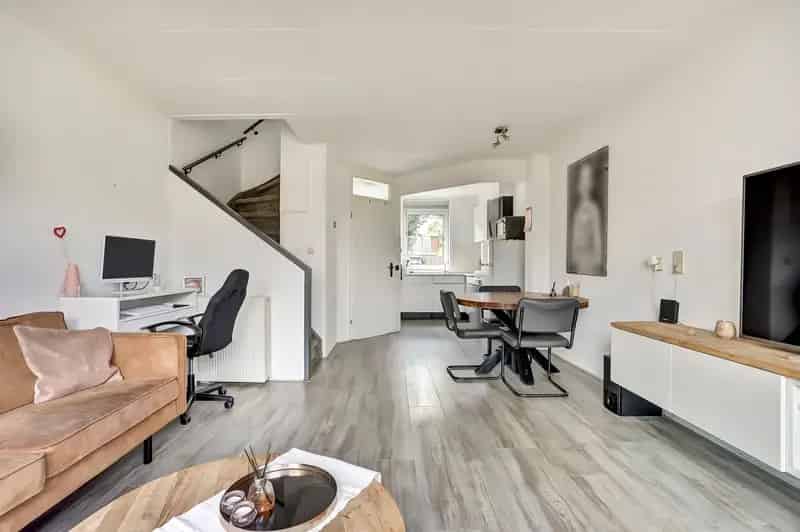 Huis te koop Hoogvliet: Moderne starterswoning met tuin en parkeerplaats