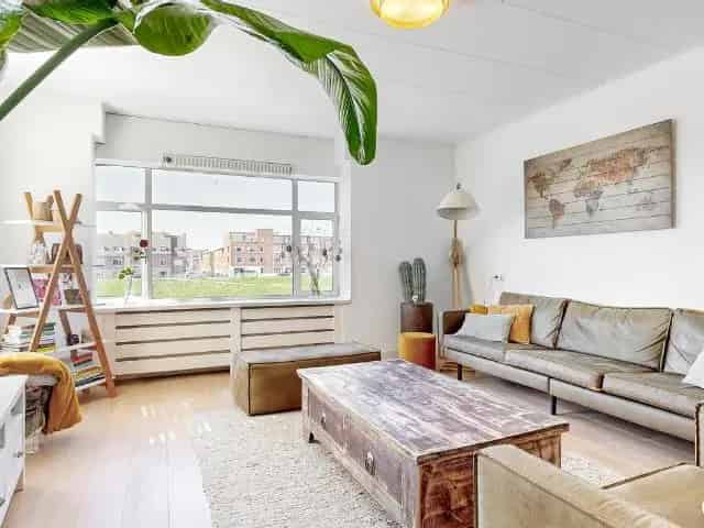 Ruim hoekappartement met balkon en uitzicht op het verversingskanaal