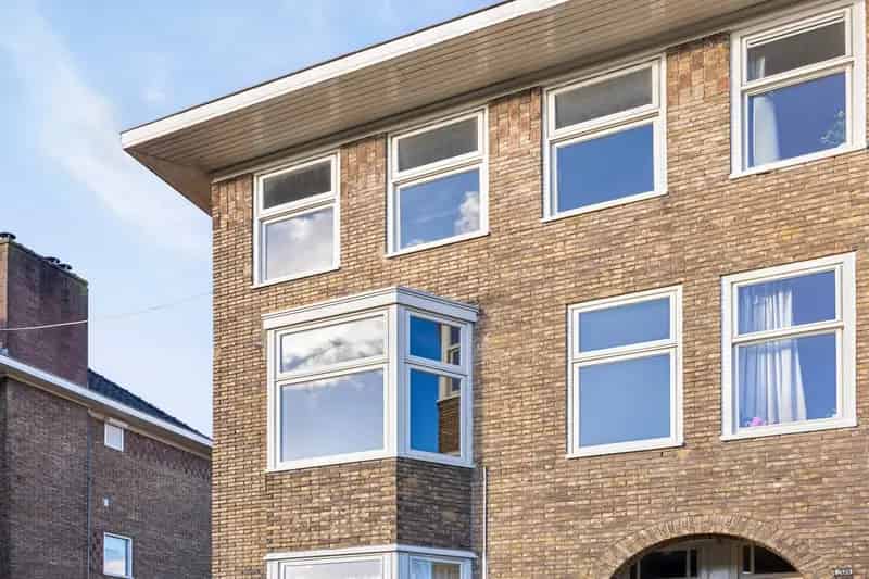 Arnhem Johan de Wittlaan: 3-laagse bovenwoning met dakterras