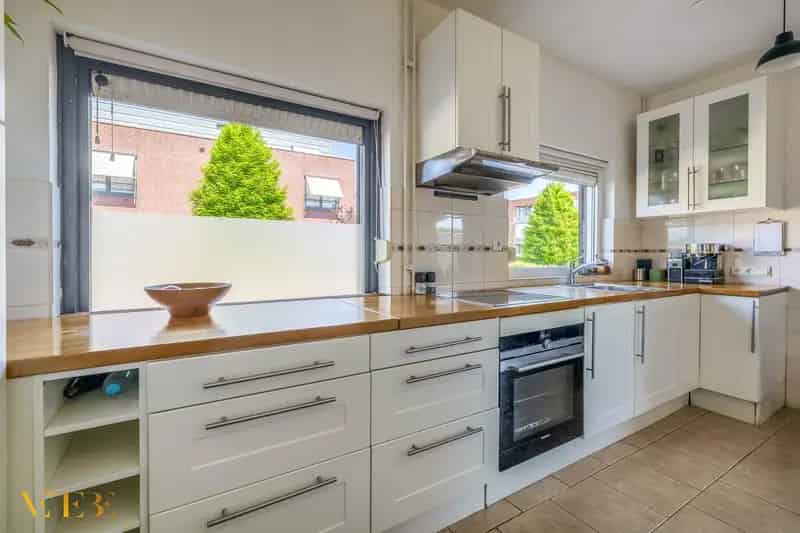 Ruime 2-onder-1 Kapwoning met 2 Badkamers en Diepe Tuin