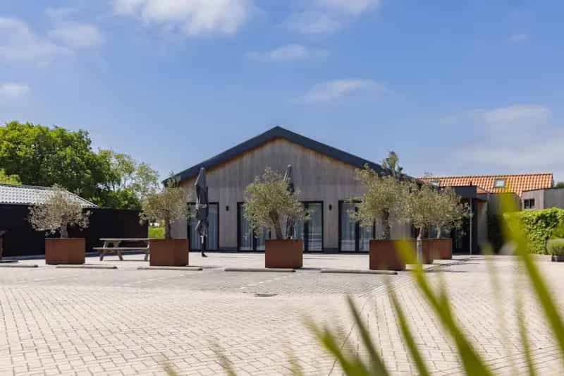 Bedrijfshal Ouddorp te koop Horeca Kantoor Wonen