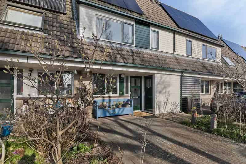 Huis te koop Almere: Ruime eengezinswoning met 4 slaapkamers en tuin