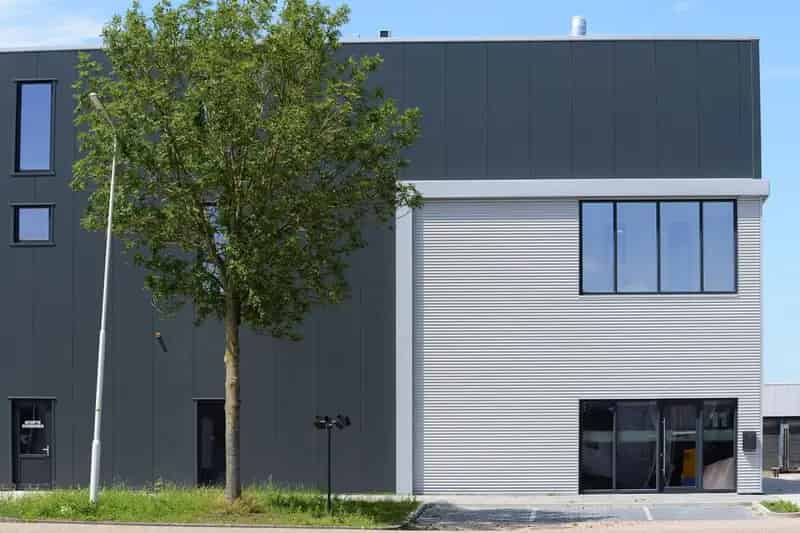 Bedrijfshal Sneek te Huur: Moderne Energie Neutrale Hal