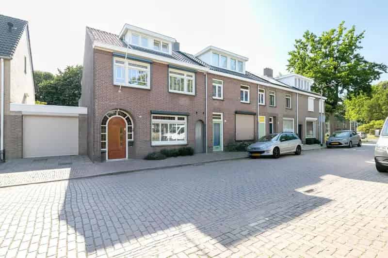 Jaren 30 woning Tilburg - Gerenoveerd met dubbele garage en tuin