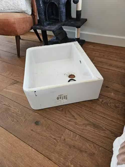 Moderne keuken met nieuwe zwarte spoelbak