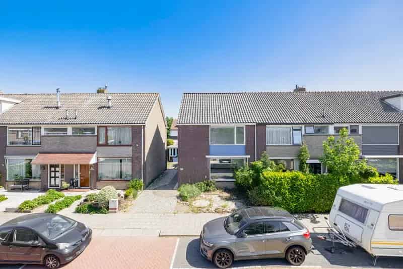 Huis te koop Bergschenhoek: Ruim hoekhuis met garage en 4 slaapkamers