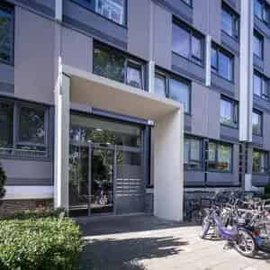 Mooie kamer met balkon nabij winkels en OV