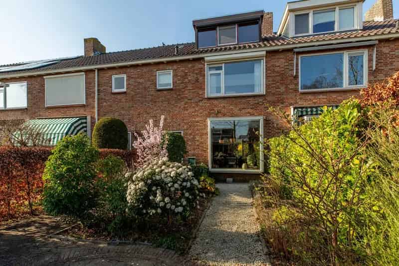 5 Slaapkamers Ruime Tussenwoning Oranjewijk Barendrecht