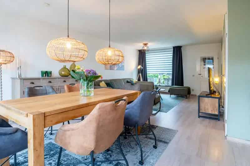 Riante Hoekwoning 6 Slaapkamers 2 Badkamers Tilburg