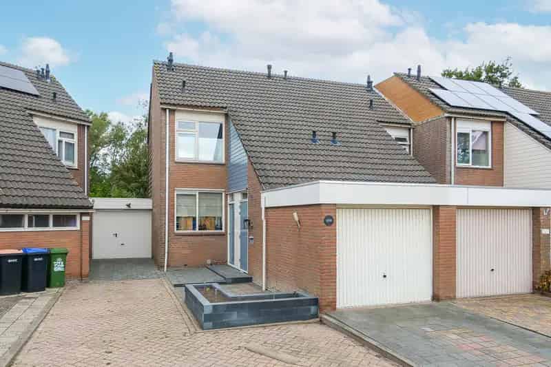 Tussenwoning 4 slaapkamers garage zonnige tuin gemoderniseerd