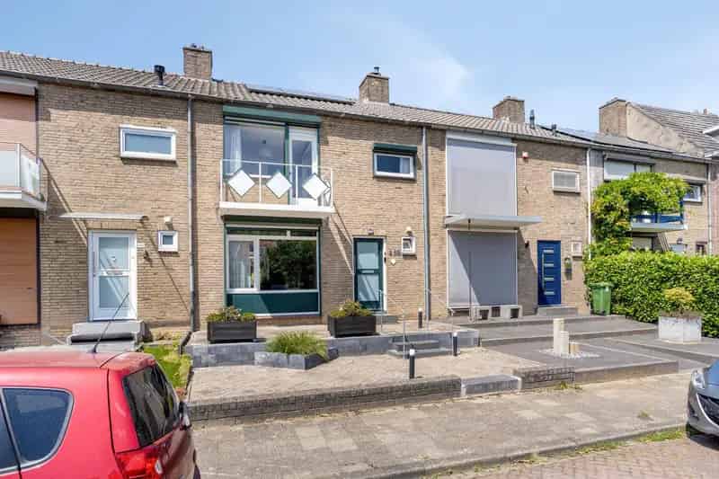 Ruime jaren 60 woning Maastricht 4 slaapkamers 2 garages