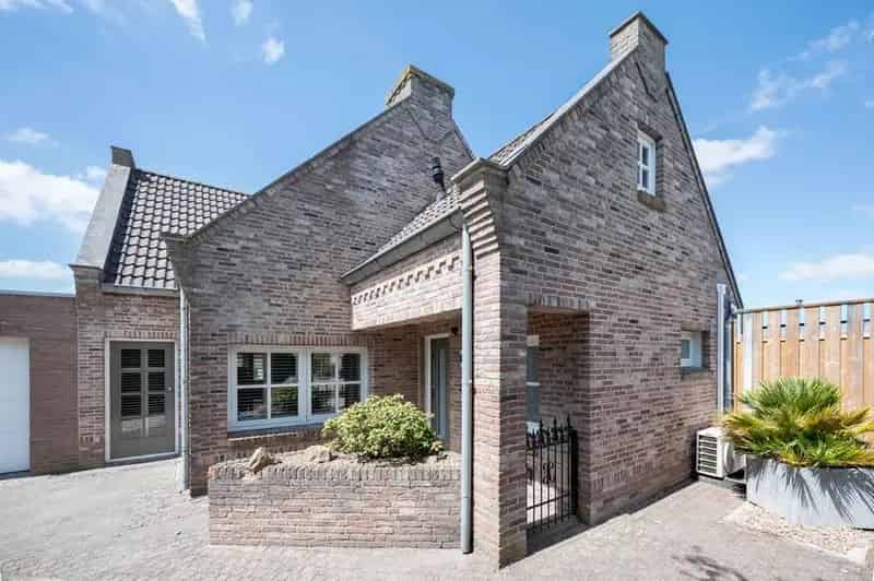 Vrijstaande woning met zwembad in Bosschenhoofd