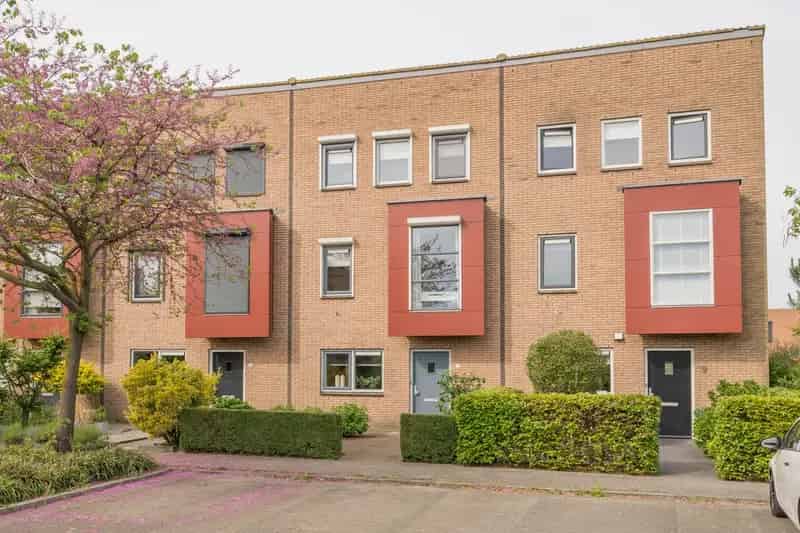 Huis te koop Nijkerk: Moderne tussenwoning met tuin en veranda