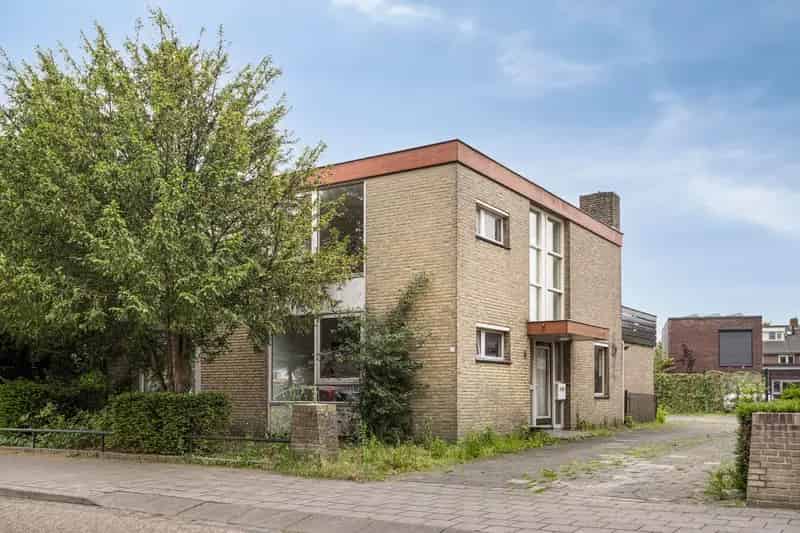 Huis te koop Oss: Grote renovatie woning met veel mogelijkheden