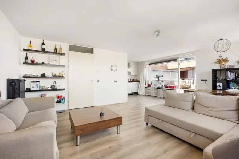 Amsterdam Osdorp: Lichtrijk appartement met dakterras