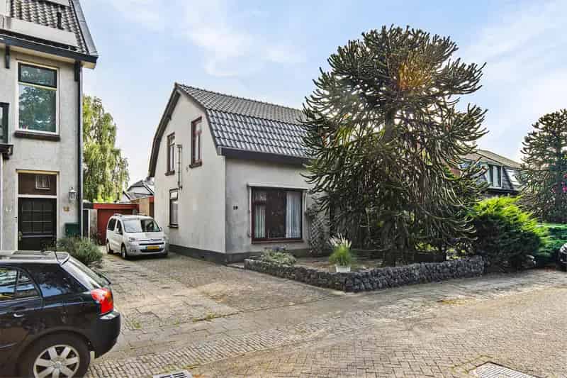 Huis te koop Baarn Lindenlaan 10: 2-onder-1-kapwoning met praktijkruimte