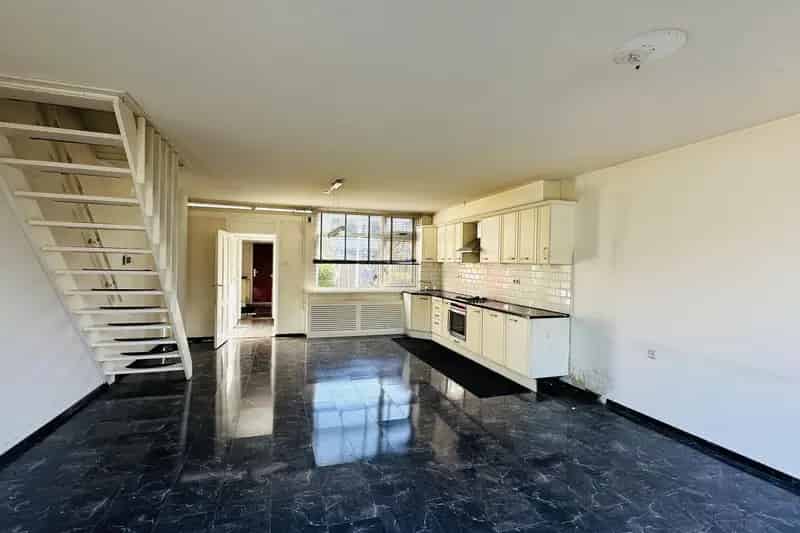 Te Koop Delft: 5-Kamer Tussenwoning Nabij Winkels en Uitvalswegen