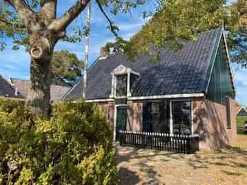 Huis en Bouwgrond Friesland: Uniek Vissershuisje te Verbouwen