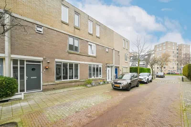 Familiehui 4 slaapkamers moderne keuken badkamer diepe tuin zuid ligging