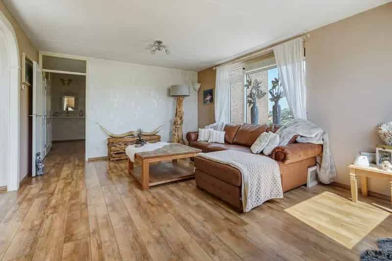 Appartement te koop Wateringen: Licht hoekappartement met balkon