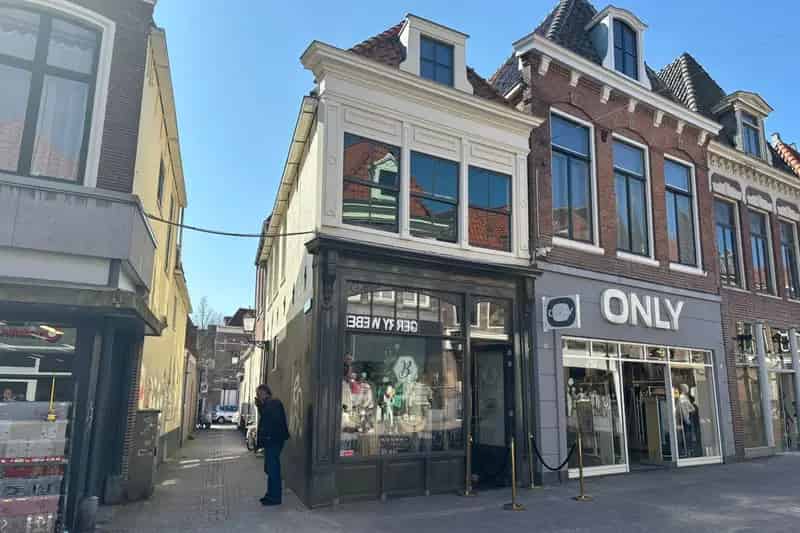 Winkelpand met Bovenwoning te Koop in Hoorn