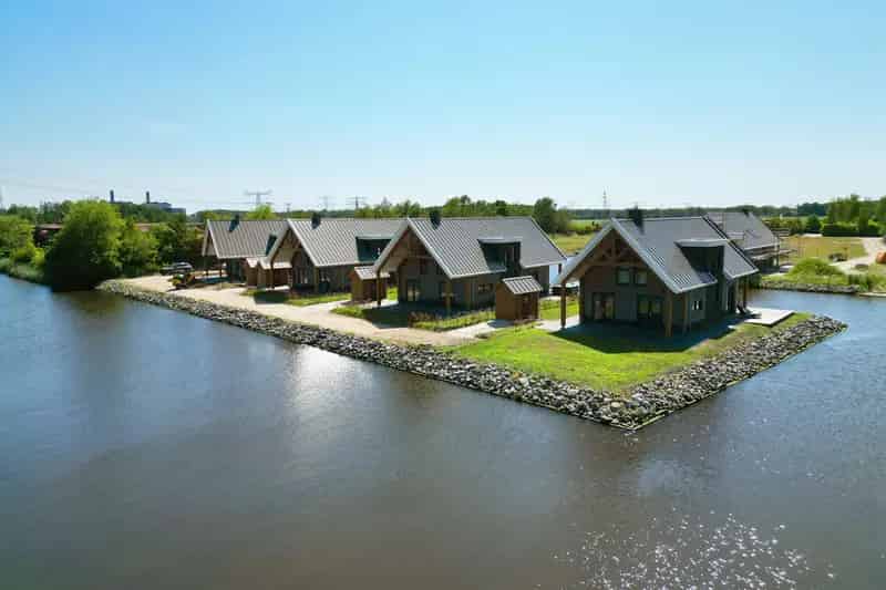 Watervilla's Zwartkruis: Luxe Recreatie aan het Bergumermeer