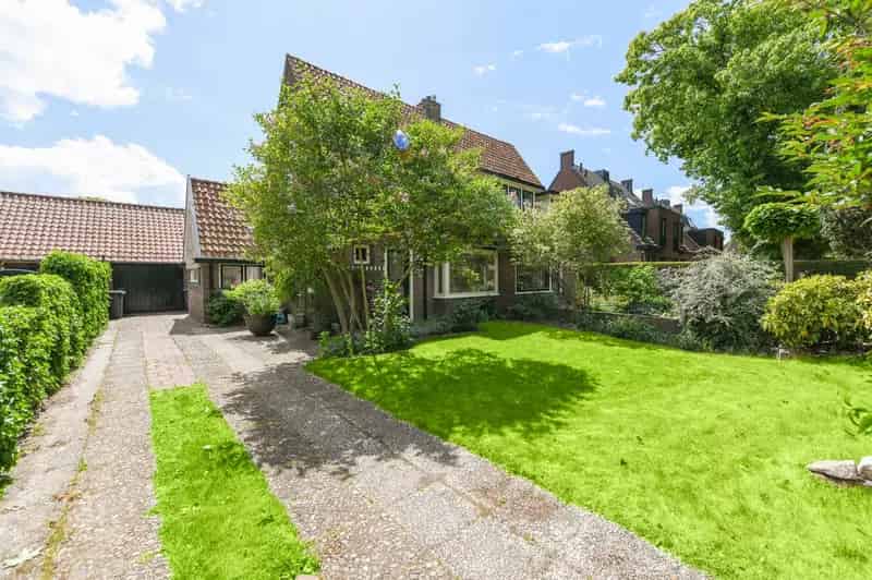 Jaren 30 2-onder-1-kapwoning te Huizen