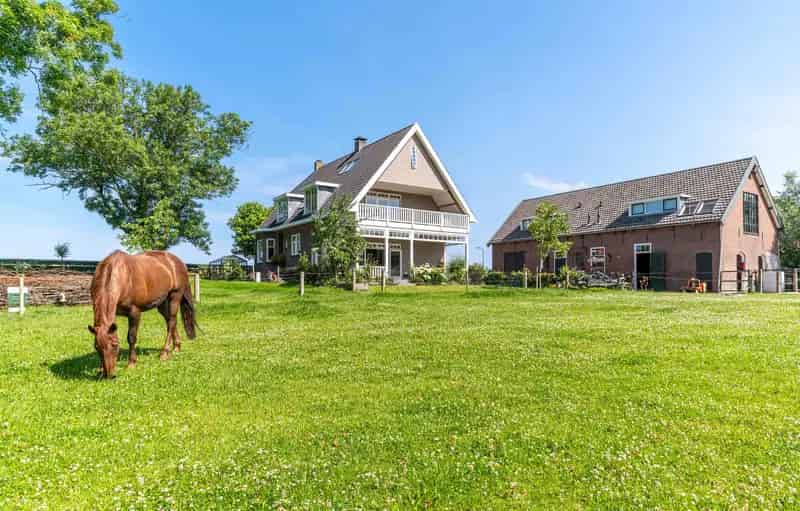 Woonboerderij met Paardenstallen en Appartementen te Koop