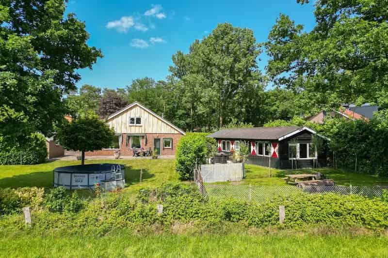 Vrijstaande woning met chalet en royale tuin te Enschede