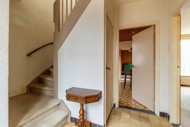 Halfvrijstaande woning met 4 slaapkamers en tuin te koop