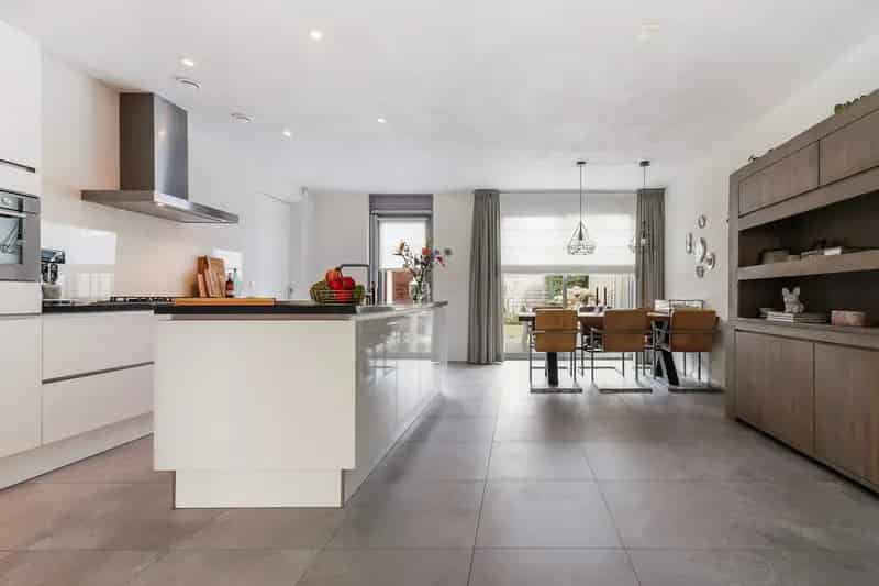 Huis te koop Waalwijk: Ruime jaren 30 woning met garage en tuin