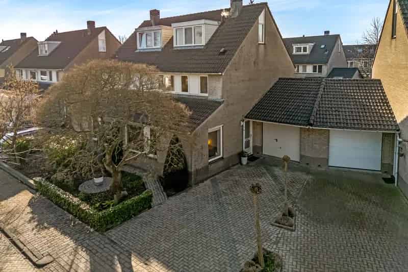 Royale 2-onder-1 Kapwoning te Hoorn met Garage en 4 slaapkamers