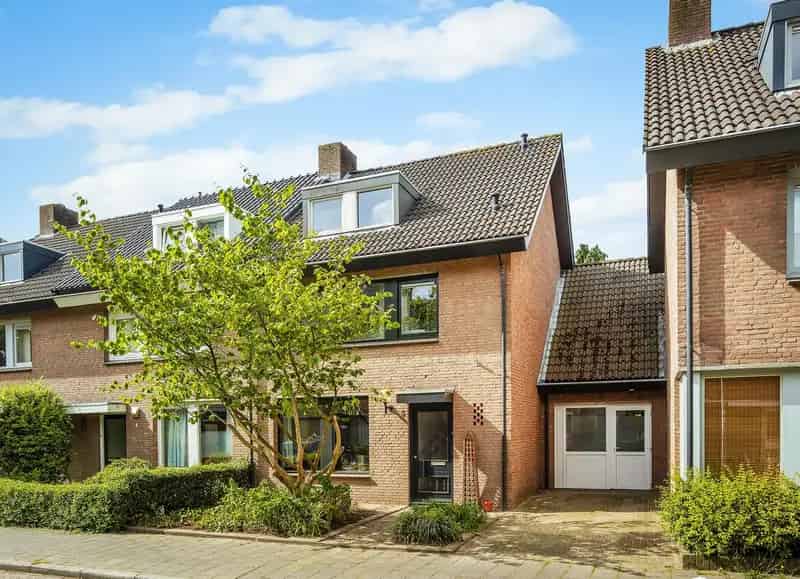 Ruime Hoekwoning 6 Slaapkamers 2 Badkamers Eindhoven