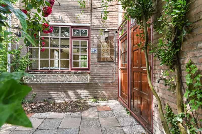 Huis te koop Leidschendam: Ruime hoekwoning met tuin