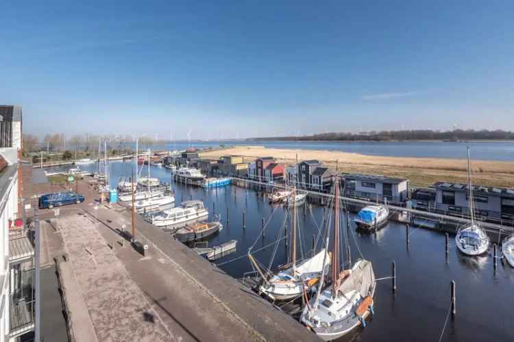 Penthouse Eemmeer: Luxe appartement met dakterras en bootligging