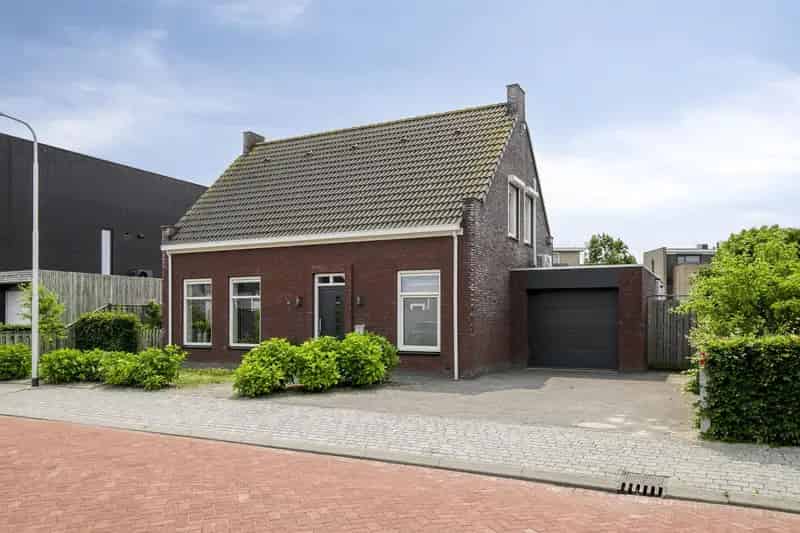 Vrijstaande woning Sint Annaland 3 slaapkamers 10 zonnepanelen garage