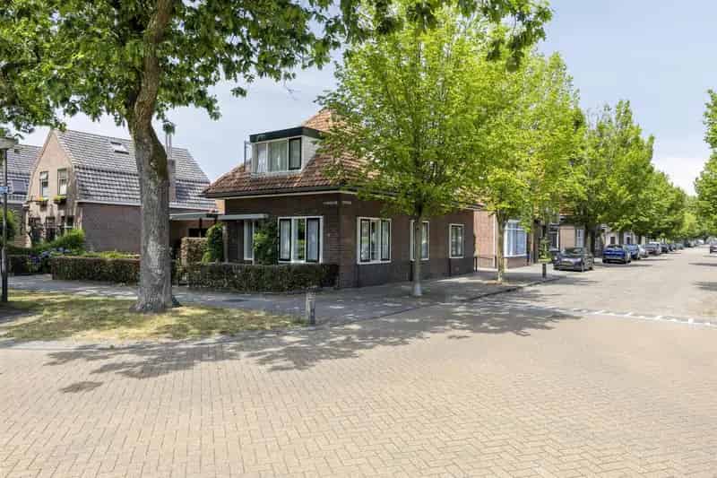 Vrijstaande woning met karakter en garage te koop
