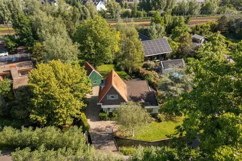 Vrijstaande woning aan het water met 5 slaapkamers en grote tuin
