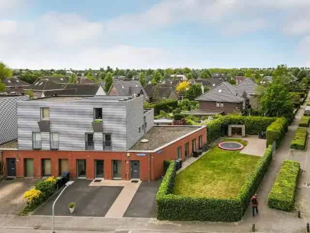 Ruime gezinswoning met kantoor aan huis te Almere