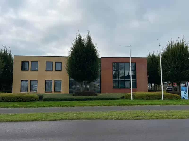 Bedrijfshal Sint Nicolaasga te huur 842m2 bedrijfsruimte 547m2 kantoor