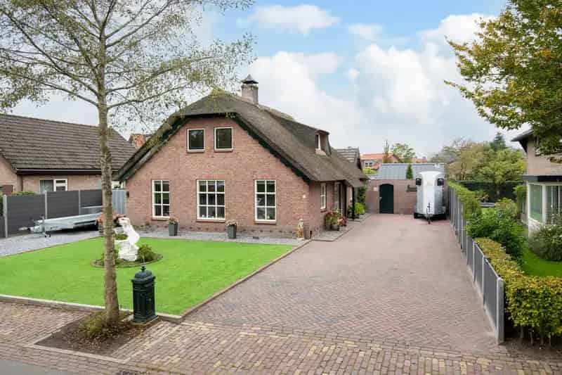 Vrijstaand Huis Zwartebroek: Rietgedekte Familiewoning met Bijgebouw