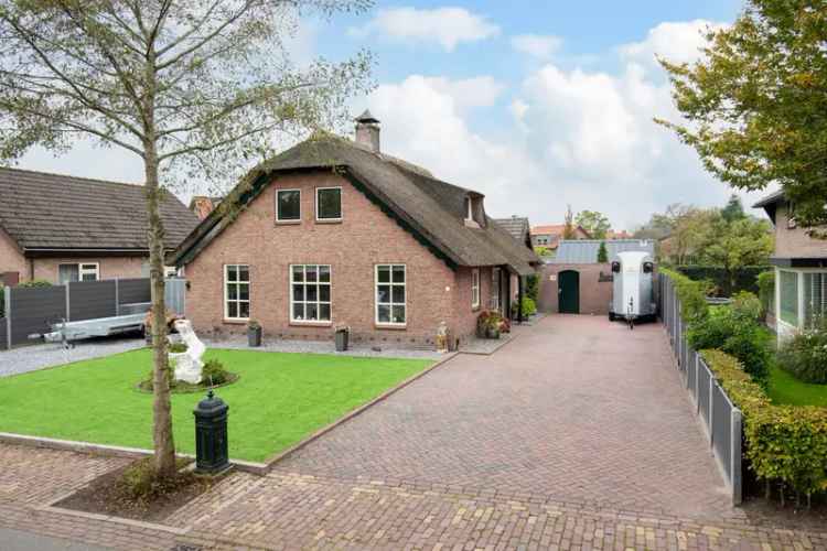 Vrijstaand Huis Zwartebroek: Rietgedekte Familiewoning met Bijgebouw