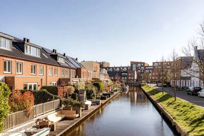 Moderne 4 Slaapkamers Familiewoning Aan Het Water Nabij Leiden