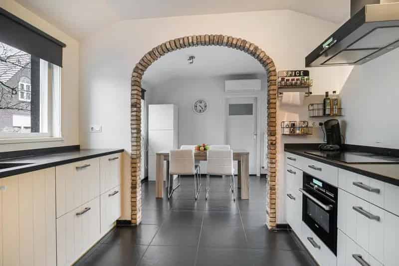 Ruime Hoekwoning met Kantoorruimte te Kloosterzande