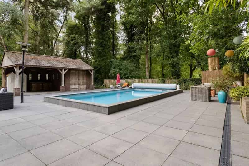 Landhuis met zwembad en paardenstallen te koop