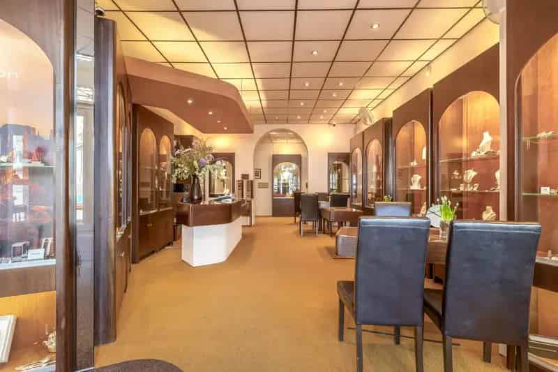Rijksmonumentale Winkel Gouda: Dubbel Woonhuis met Stadhuis Uitzicht